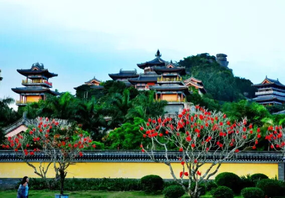 2015歡樂節(jié)定安6條旅游專線正式開通　　近年來，定安縣圍繞“一湖(南麗湖)、一峰(文筆峰)、一山(母瑞山)、一村(百里百村)”，以文筆峰為龍頭，南麗湖為核心，百里百村、母瑞山為延伸，新的旅游產(chǎn)品、線路為抓手，不斷強化軟硬件建設(shè)，旅游產(chǎn)業(yè)取得了良好的成績。　　旅游專線從游客角度出發(fā)，將定安鄉(xiāng)村游、民俗游、養(yǎng)生游、文化游等特色旅游產(chǎn)品予以整合，推出問道養(yǎng)生、品味美食、硒行鄉(xiāng)村等6條線路，并實現(xiàn)問道養(yǎng)生等2條線路常態(tài)滾動發(fā)班。多方位特色資源有效整合的基礎(chǔ)上有效滿足游客對于產(chǎn)品的多元化需求，為廣大市民游客提供了更多的旅游產(chǎn)品選擇，可以讓游客更好的了解定安多樣化、特色化的旅游品牌。[詳細(xì)]