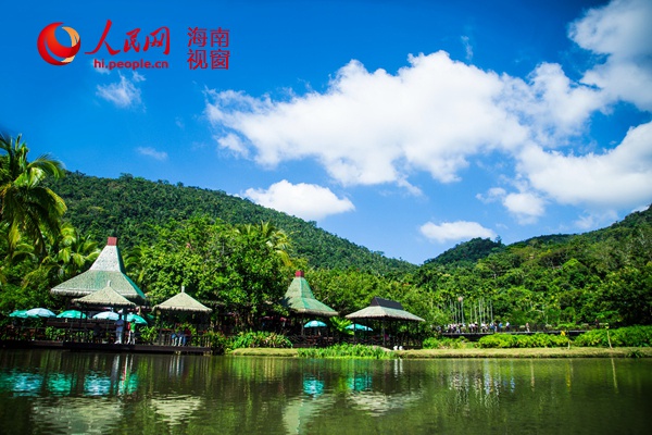 功在當(dāng)下 傳承國粹 定安打造"太極基地"　　今年歡樂節(jié)國際功夫巨星李連杰將現(xiàn)身定安文筆峰，陳式太極拳第十九世傳人朱天才、楊式太極拳第五代傳人趙幼斌等當(dāng)代太極名家也將參會。太極文化由道家文化衍生而來，作為中國道教南宗文化的發(fā)祥地，定安文筆峰具有傳播太極文化的天時地利人和優(yōu)勢，定安縣政府一直努力將其打造成為中國南端太極文化推廣的重要基地。　　太極講究和諧包容，提倡順應(yīng)大道至德和自然規(guī)律，追求一種寧靜和諧的精神境界。風(fēng)光秀麗、文昌武盛的定安古城仿佛擁有一種天然的“太極氣質(zhì)”。借助本屆歡樂節(jié)盛事，定安在傳承太極傳統(tǒng)文化的同時，也將把當(dāng)?shù)靥赜械奶珮O氣質(zhì)、休閑養(yǎng)生文化帶給更多的人。[詳細(xì)]