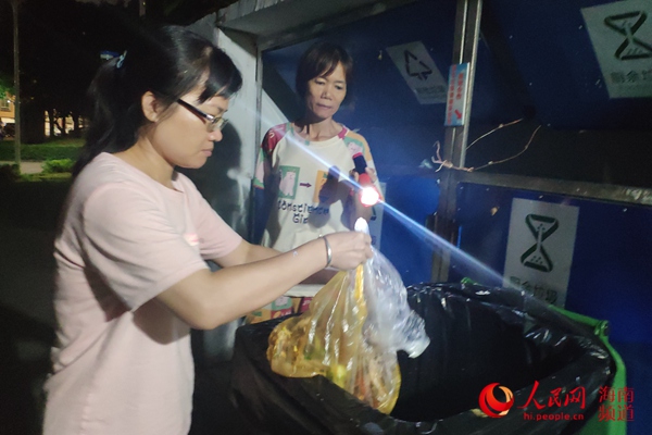 海口試行垃圾分類首日：居民有序?qū)⒗拼斗?/></a><span><a href=