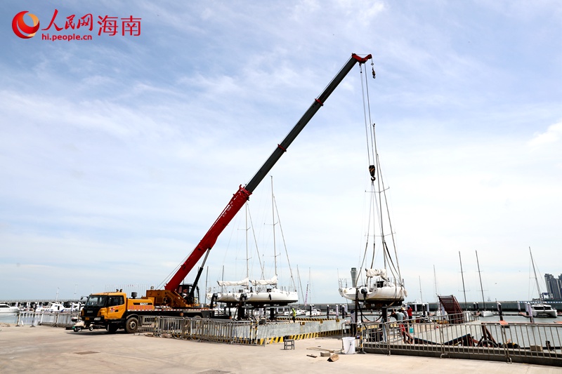 工作人員正在布置展區(qū)。人民網(wǎng) 符武平攝