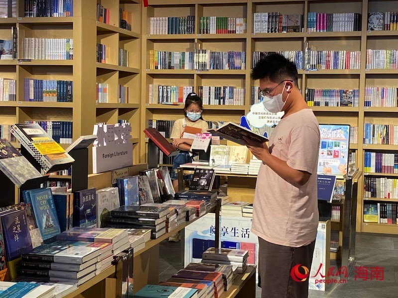 樂享假期書香時(shí)光。李浩蓉?cái)z