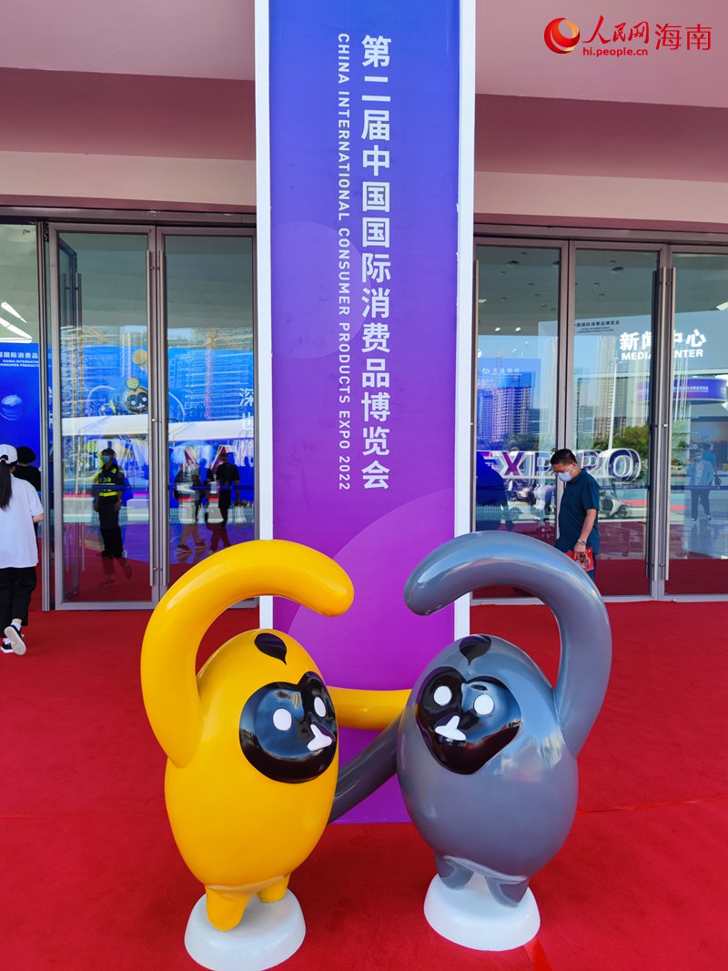 會(huì)場(chǎng)外的“元元”“宵宵”。人民網(wǎng) 劉瀚濤攝