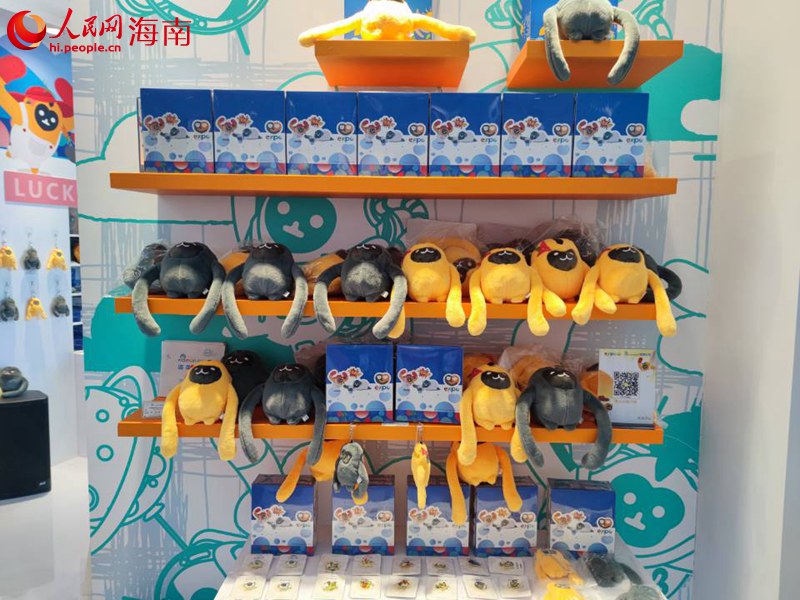 商店里售賣的“元元”“宵宵”紀(jì)念品。人民網(wǎng) 劉瀚濤攝
