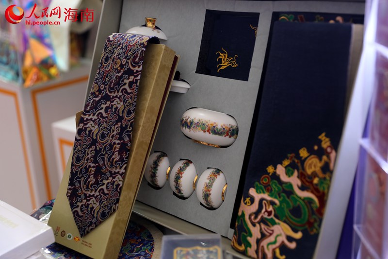 新疆館展出的文創(chuàng)產(chǎn)品。 人民網(wǎng) 孟凡盛攝
