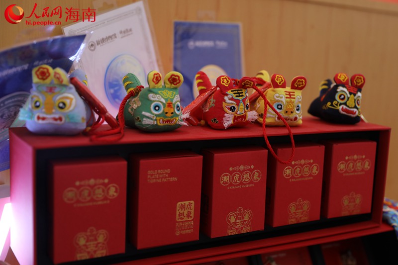 新疆館展出的文創(chuàng)產(chǎn)品。 人民網(wǎng) 孟凡盛攝