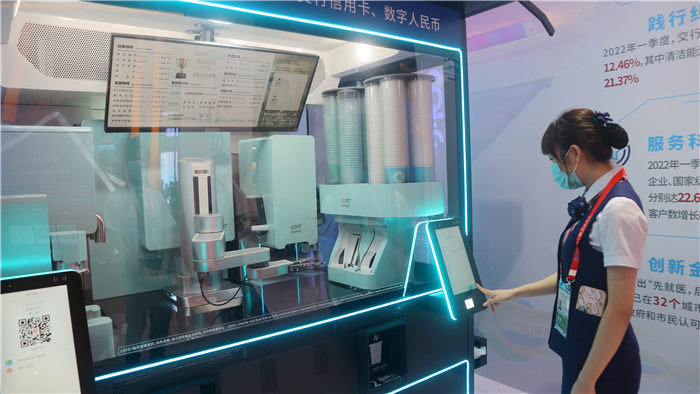 第二屆消博會交通銀行展館金融科技提升觀展客戶互動體驗。符武平攝