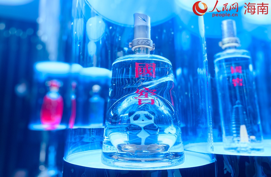 以小熊貓為設(shè)計元素的白酒。李浩蓉攝