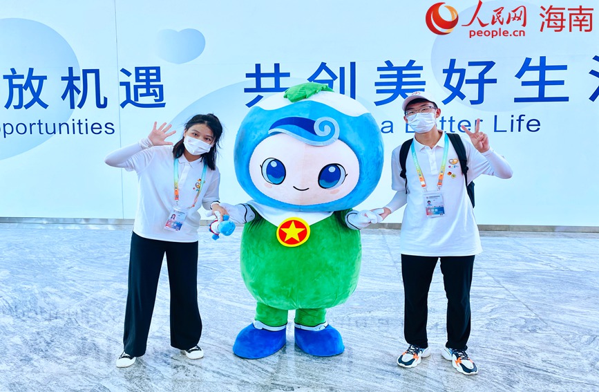 志愿者爭先與吉祥物合影。李浩蓉攝