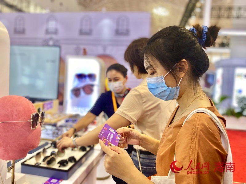 游客用消費(fèi)券購買免稅商品。李浩蓉?cái)z