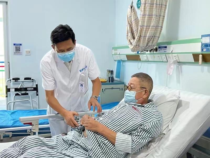 海醫(yī)二院器官移植學(xué)科帶頭人王毅教授查看患者康復(fù)情況。海南醫(yī)學(xué)院第二附屬醫(yī)院供圖