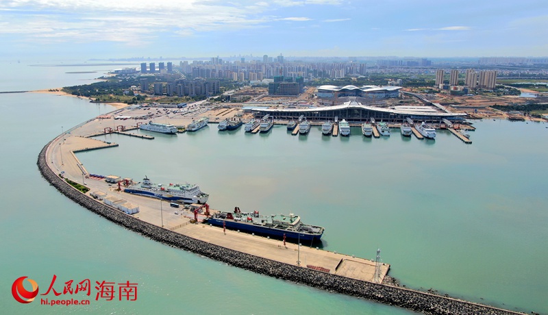 船只在海口新海港待渡。人民網(wǎng) 符武平攝