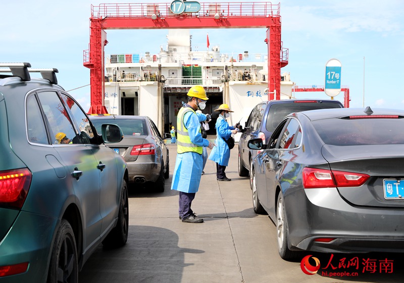 工作人員引導(dǎo)車輛登船。人民網(wǎng) 符武平攝