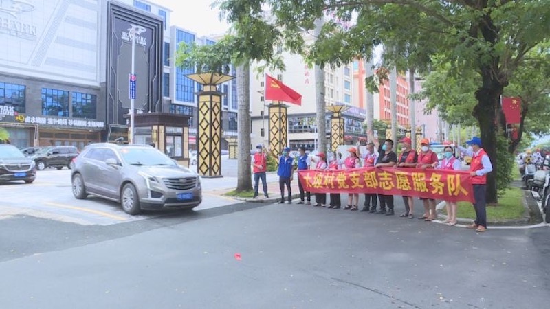 志愿者熱心服務(wù)確保游客順利返程。受訪者供圖