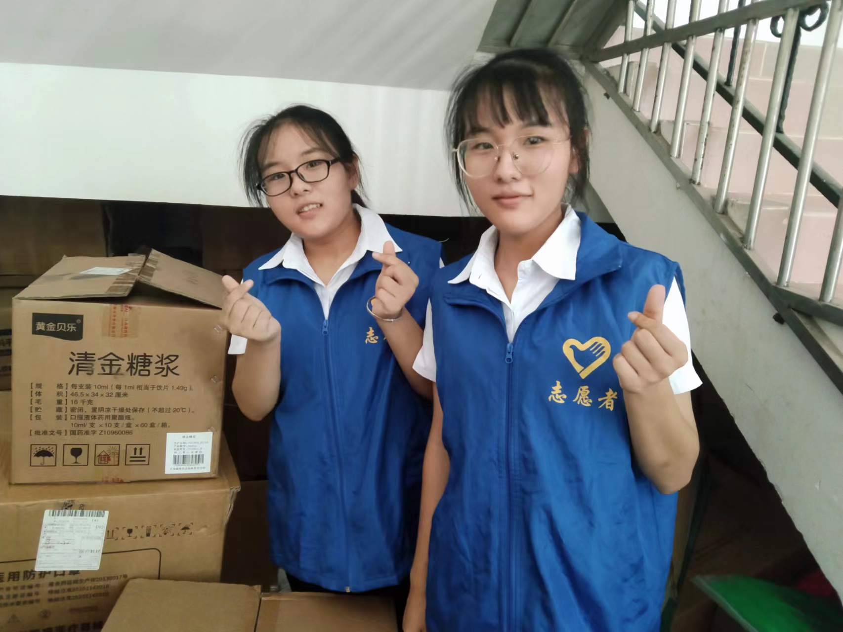 郭雨露和郭雨霜一起搬運(yùn)物資。受訪者供圖