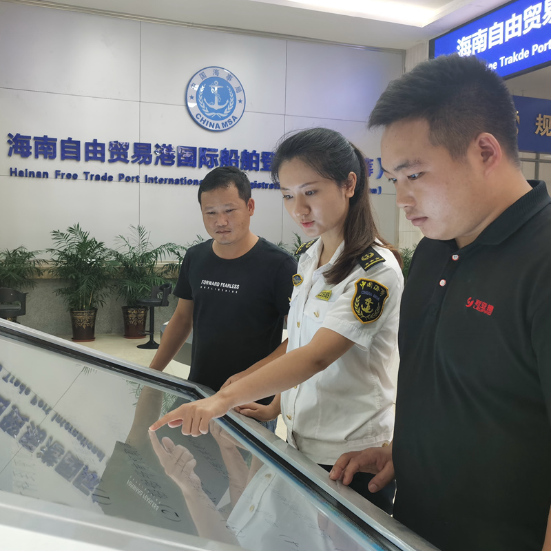 米春蕾為辦事人員提供業(yè)務指導。受訪者供圖