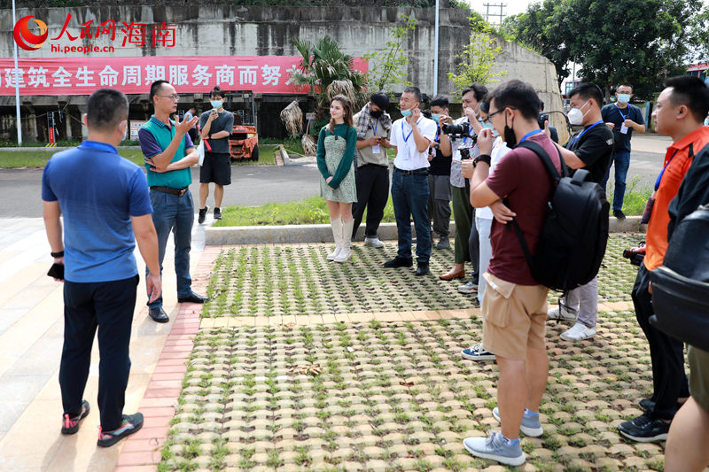 采風團聽取高新區(qū)云龍產(chǎn)業(yè)園工作人員介紹情況。 人民網(wǎng) 孟凡盛攝