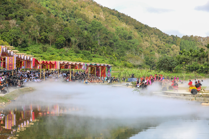 演出舞臺(tái)借用山水實(shí)景，現(xiàn)場(chǎng)觀眾相隔毛納河觀看舞蹈表演。李天平攝
