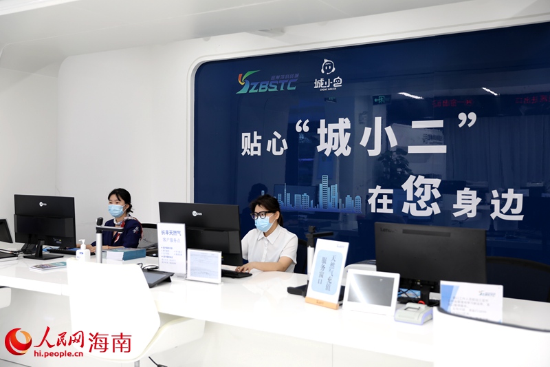 三亞崖州灣科技城園區(qū)綜合服務中心周末“不打烊”服務。人民網 符武平攝