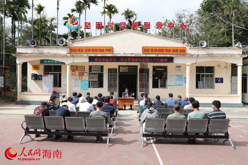 黨的二十大精神宣講活動(dòng)在堅(jiān)固村籃球場(chǎng)開(kāi)展。人民網(wǎng) 符武平攝