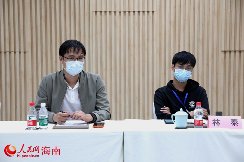 會(huì)上與會(huì)嘉賓為保亭發(fā)展建言獻(xiàn)策。人民網(wǎng) 符武平攝