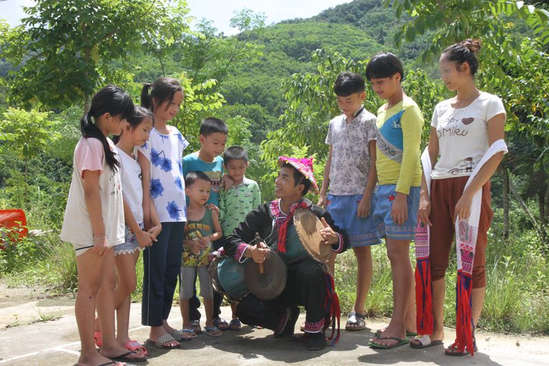 大力實施非物質(zhì)文化遺產(chǎn)名師技藝傳承“青藍(lán)工程”