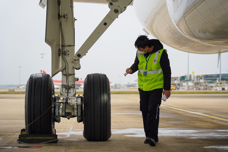 機(jī)場(chǎng)地面人員工作現(xiàn)場(chǎng)，為飛機(jī)安全保障。美蘭機(jī)場(chǎng)供圖