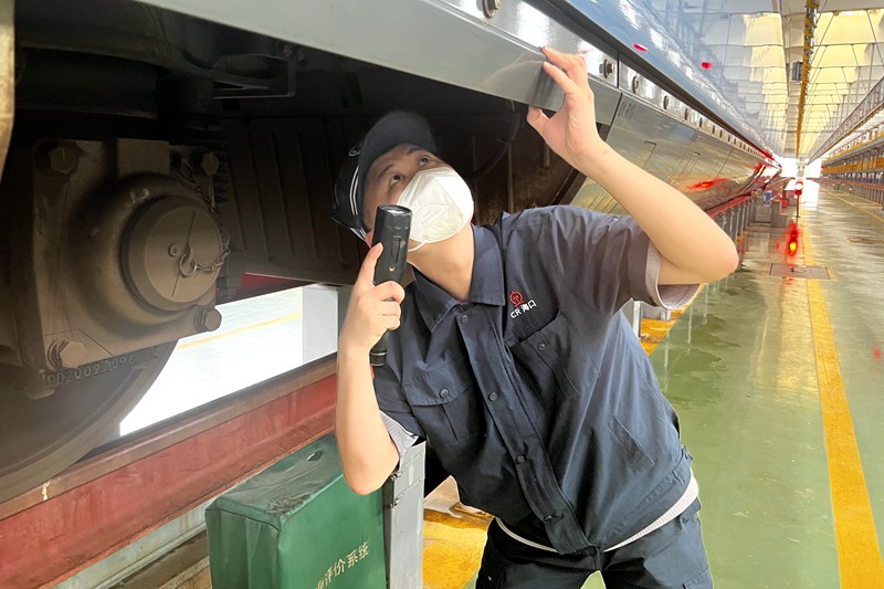 李鑰對動車組兩側(cè)轉(zhuǎn)向架狀態(tài)進行檢查確認。任偉軍攝