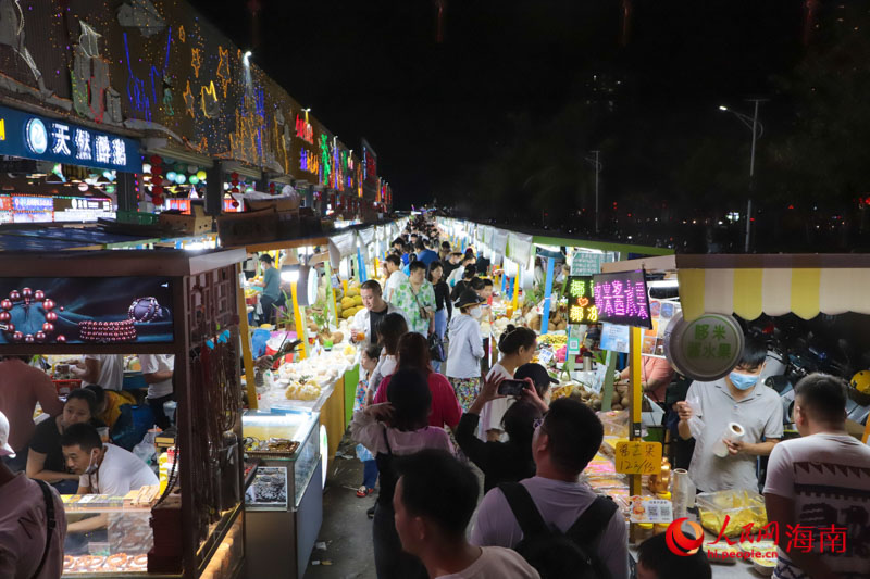 百米長(zhǎng)的市集人流如潮。人民網(wǎng) 牛良玉攝
