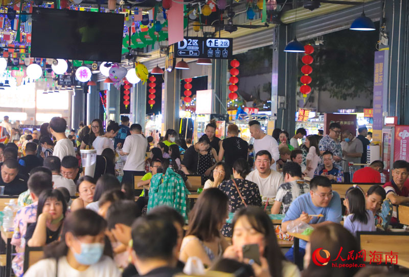 眾多市民游客在夜市品嘗美食。人民網(wǎng) 牛良玉攝