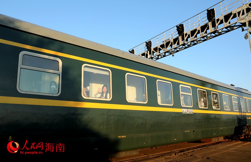 火車(chē)抵達(dá)?？?。人民網(wǎng) 符武平攝