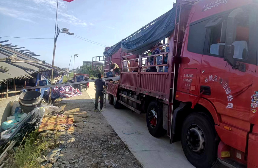 果農(nóng)們正搶抓時間將剛剛采摘的新鮮西瓜進行打包、裝車，發(fā)往全國各地。陳小芳攝