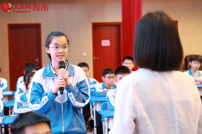學(xué)生于人民智課高級培訓(xùn)師互動。 人民網(wǎng) 孟凡盛攝