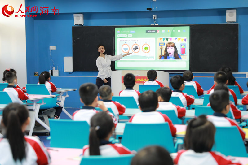 人民智課高級培訓(xùn)師與線上教師互動教學(xué)。 人民網(wǎng) 孟凡盛攝