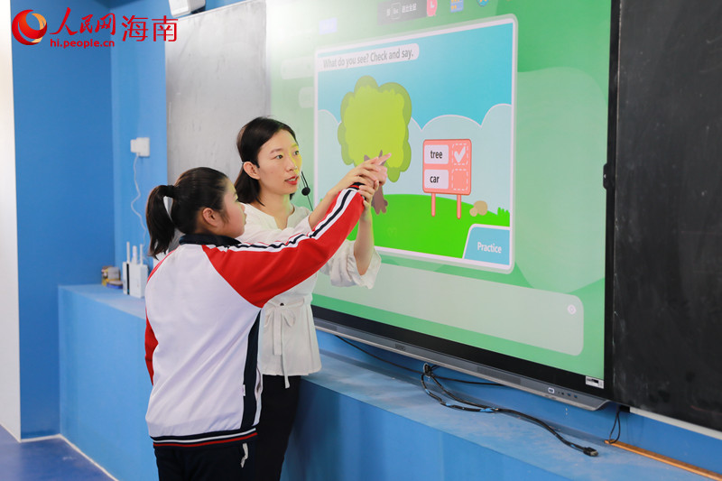 學(xué)生上臺(tái)回答外教老師提出的問(wèn)題。 人民網(wǎng) 孟凡盛攝