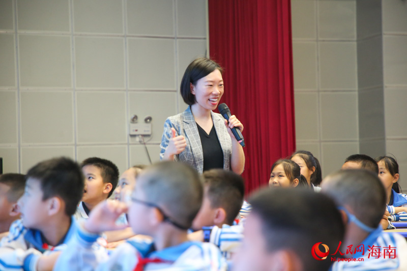 老師在課堂上與孩子親切互動(dòng)。人民網(wǎng) 牛良玉攝