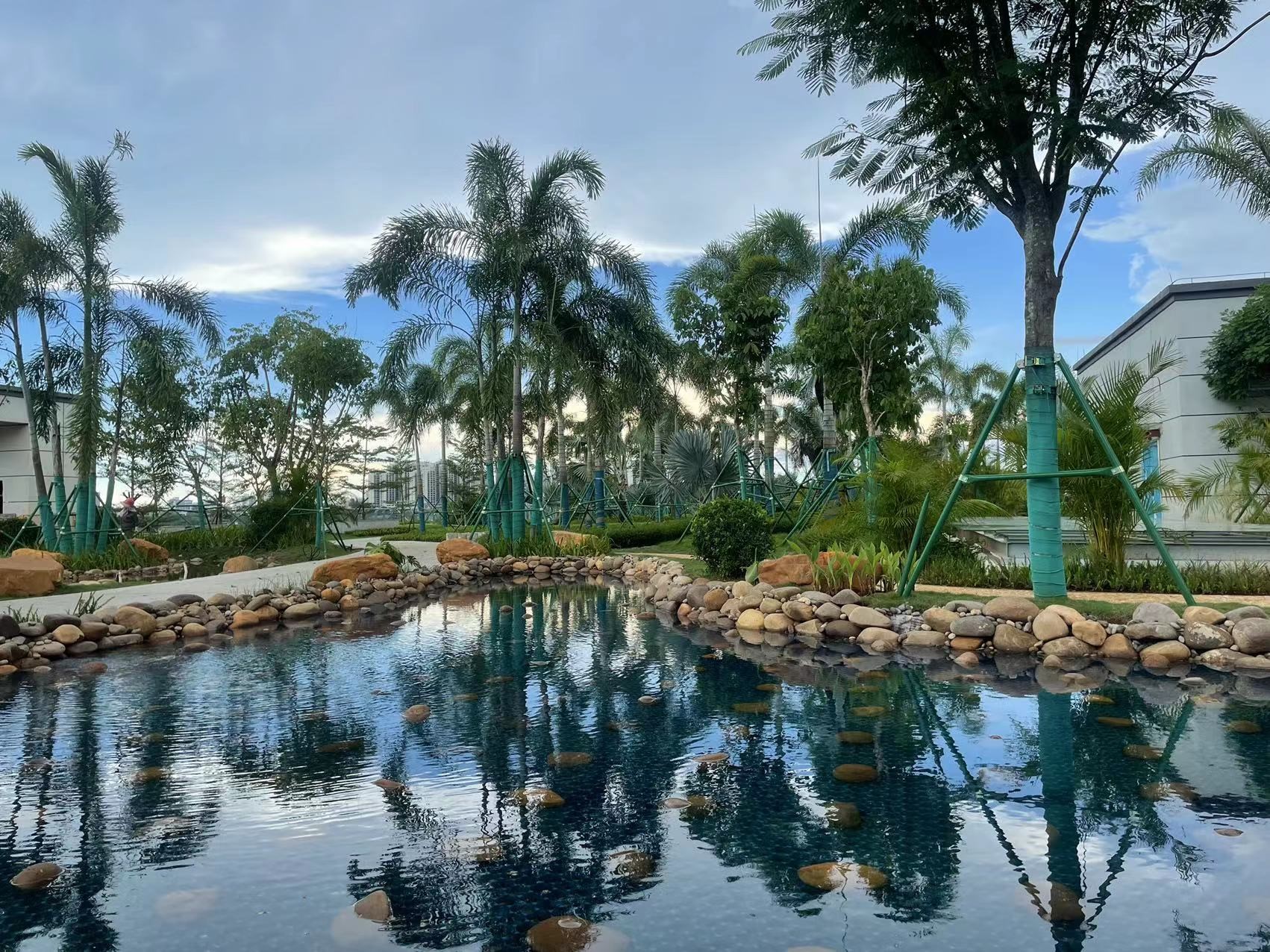 海口市丁村污水處理廠（一期）是地埋式污水處理廠，地面建設(shè)為美麗的市政公園，免費對外開放。