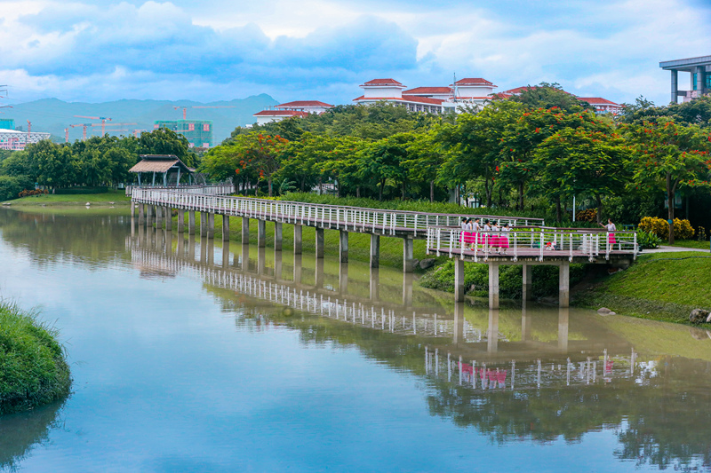 三亞抱坡溪濕地公園集雨洪調(diào)蓄、科普教育以及生態(tài)休閑于一體，是海綿城市建設(shè)示范區(qū)。