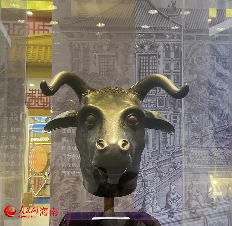 圓明園獸首銅像（仿制品）牛首銅像亮相第三屆消博會(huì)。人民網(wǎng) 陳海燕攝