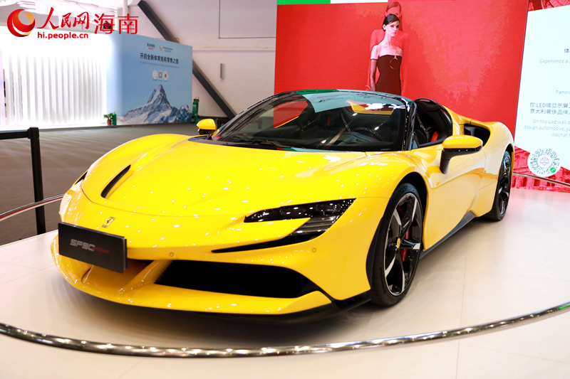 意大利展臺(tái)的跑車。 人民網(wǎng) 孟凡盛攝