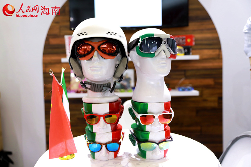 意大利館展出的眼鏡。 人民網(wǎng) 孟凡盛攝 