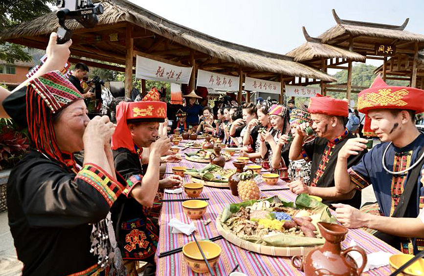 長(zhǎng)桌宴讓市民游客零距離感受黎族苗族傳統(tǒng)文化的獨(dú)特魅力。五指山市委宣傳部供圖