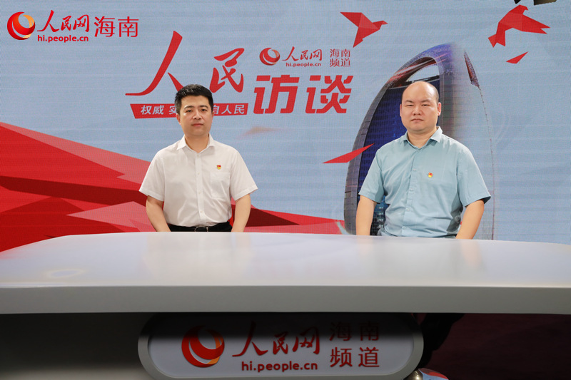 中建五局華南公司海南分公司黨委書記、總經(jīng)理李昊研（左一）。 人民網(wǎng) 孟凡盛攝