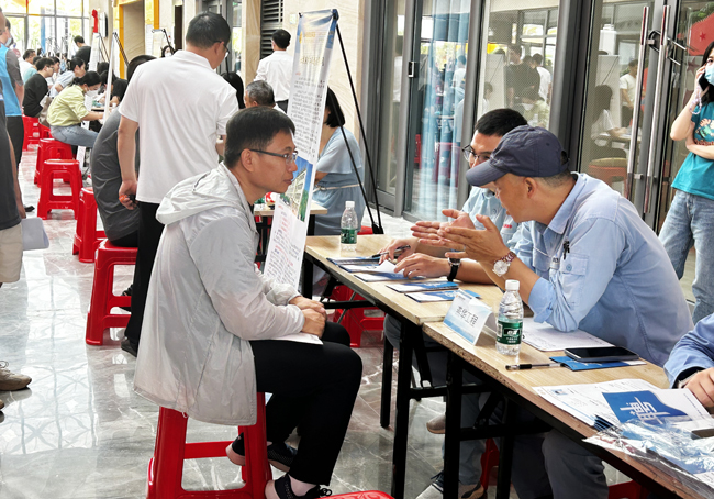 求職者向應(yīng)聘者咨詢(xún)問(wèn)題。王家隆攝