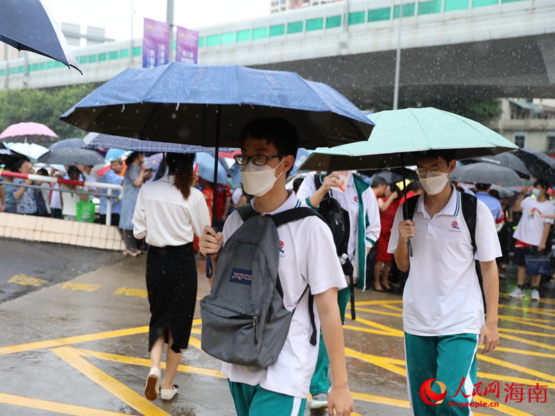 6月7日，海南華僑中學(xué)（高中部）考點(diǎn)，在家長(zhǎng)的陪伴下，一個(gè)個(gè)學(xué)子奔赴考場(chǎng)。人民網(wǎng)記者 孟凡盛攝
