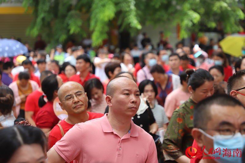 家長在考場外等待。人民網(wǎng) 牛良玉攝