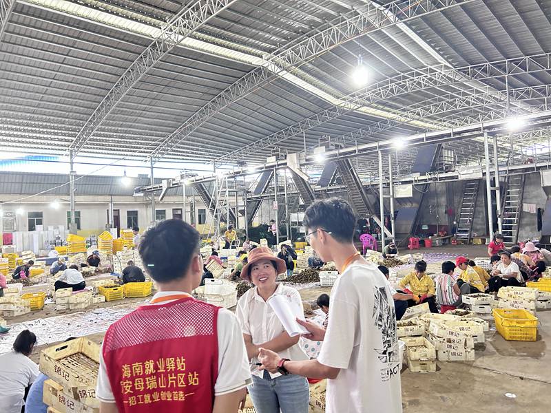就業(yè)驛站工作人員上門溝通用工情況。海南人才集團供圖