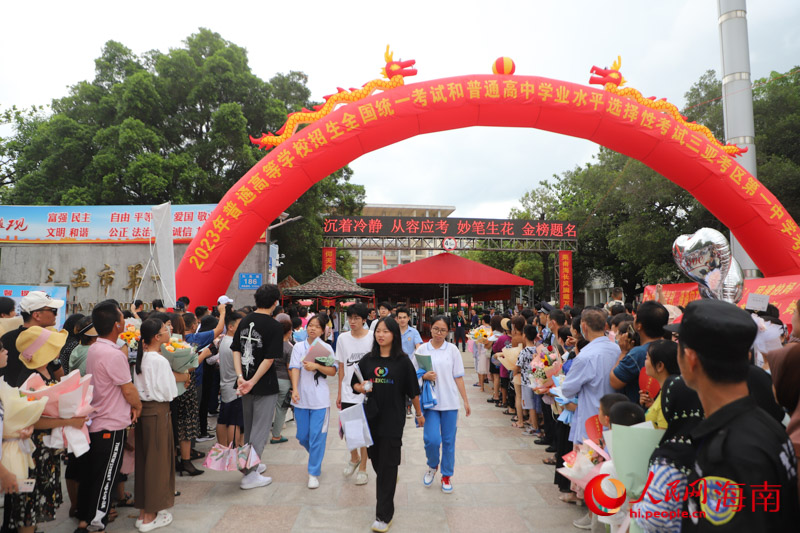 考生陸續(xù)離開(kāi)考場(chǎng)。人民網(wǎng) 牛良玉攝