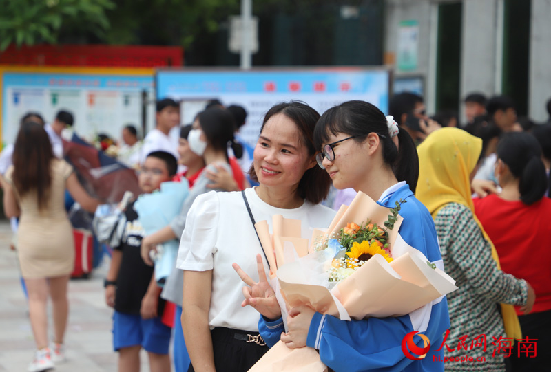 考生與家長合影留念。人民網(wǎng) 牛良玉攝
