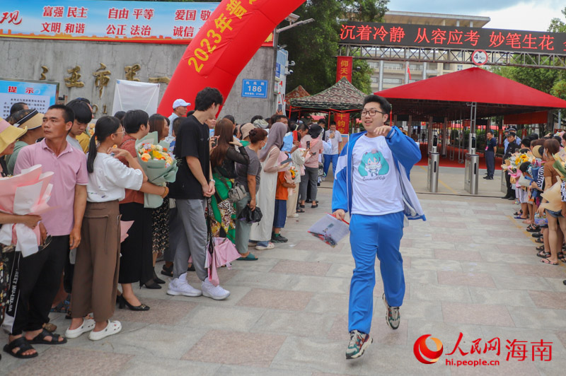 一名考生奔跑著離開考場(chǎng)。人民網(wǎng) 牛良玉攝