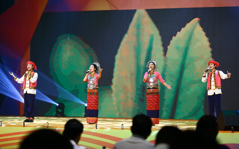 6月10日，三亞南山非遺節(jié)上表演的五指山市的省級(jí)非遺項(xiàng)目《茶香黎苑 》。陳文武攝